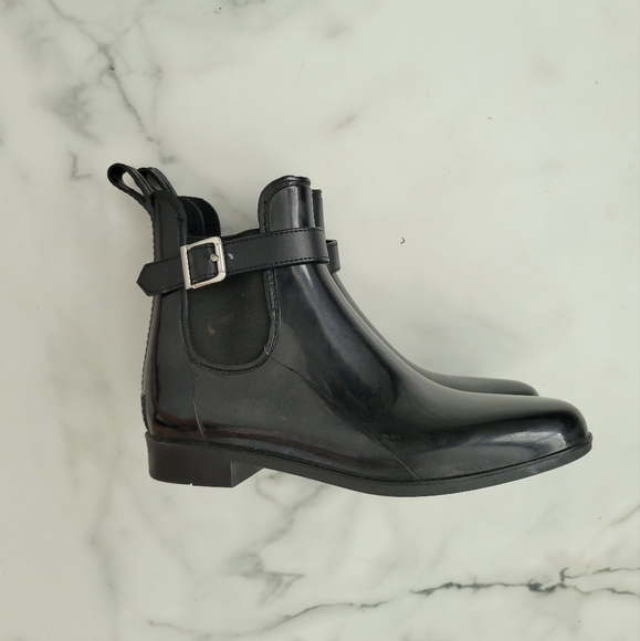 Marc Fisher Women's 7 Rainy Black Glossy Ankle Rain Bootie Buckle Boot - Picture 2 of 4